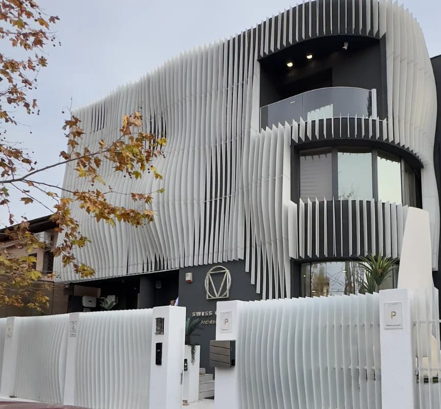 Fațada sculpturală a clinicii Swiss Clinics București